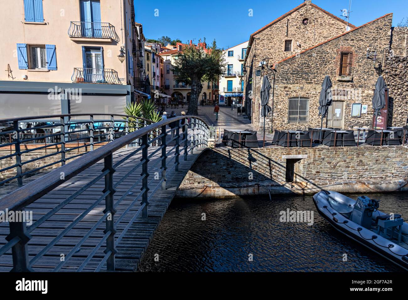 Strade nella città vecchia, Collioure, Pirenei Orientali, Linguadoca-Rossiglione, Francia. Foto Stock