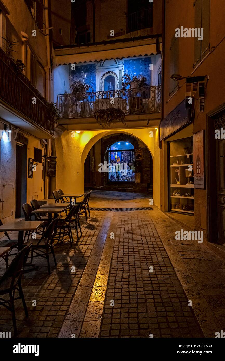 Strade nella città vecchia, Collioure, Pirenei Orientali, Linguadoca-Rossiglione, Francia. Foto Stock