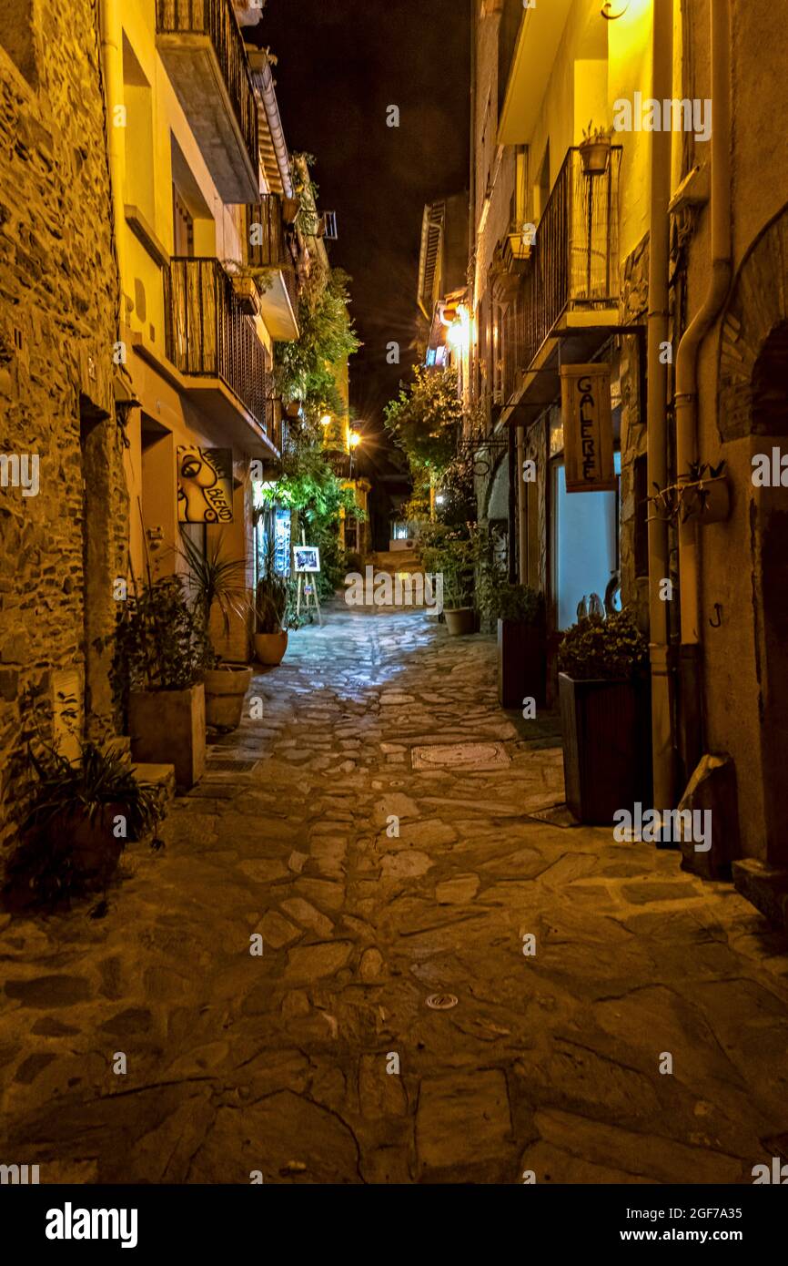 Strade nella città vecchia, Collioure, Pirenei Orientali, Linguadoca-Rossiglione, Francia. Foto Stock
