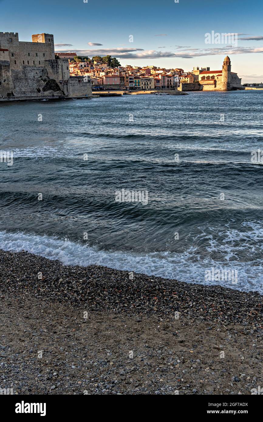 Vista di Collioure (Cullliure in catalano) con il castello e la chiesa, Pirenei Orientali, Francia. Foto Stock