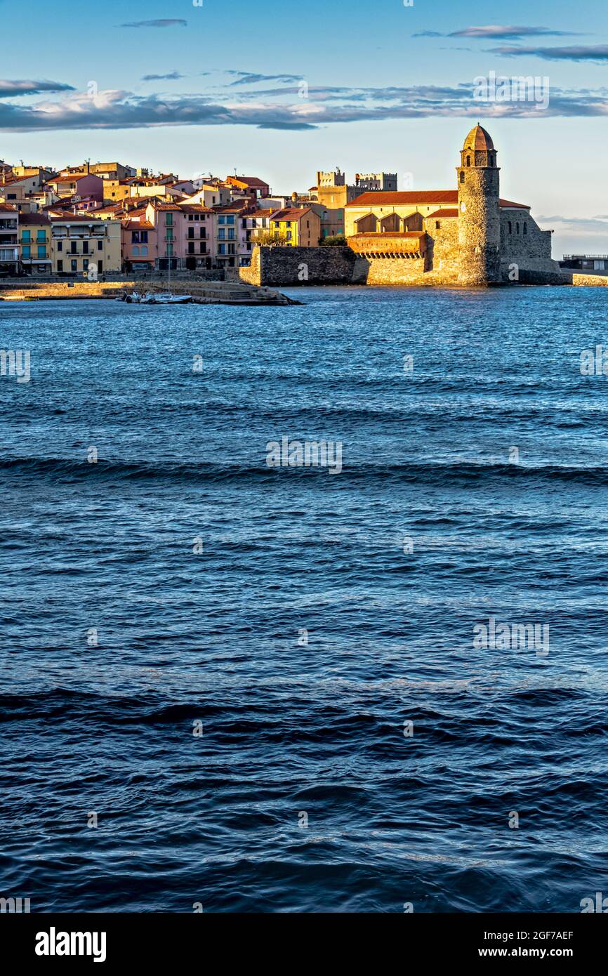 Vista di Collioure (Cullliure in catalano) con il castello e la chiesa, Pirenei Orientali, Francia. Foto Stock