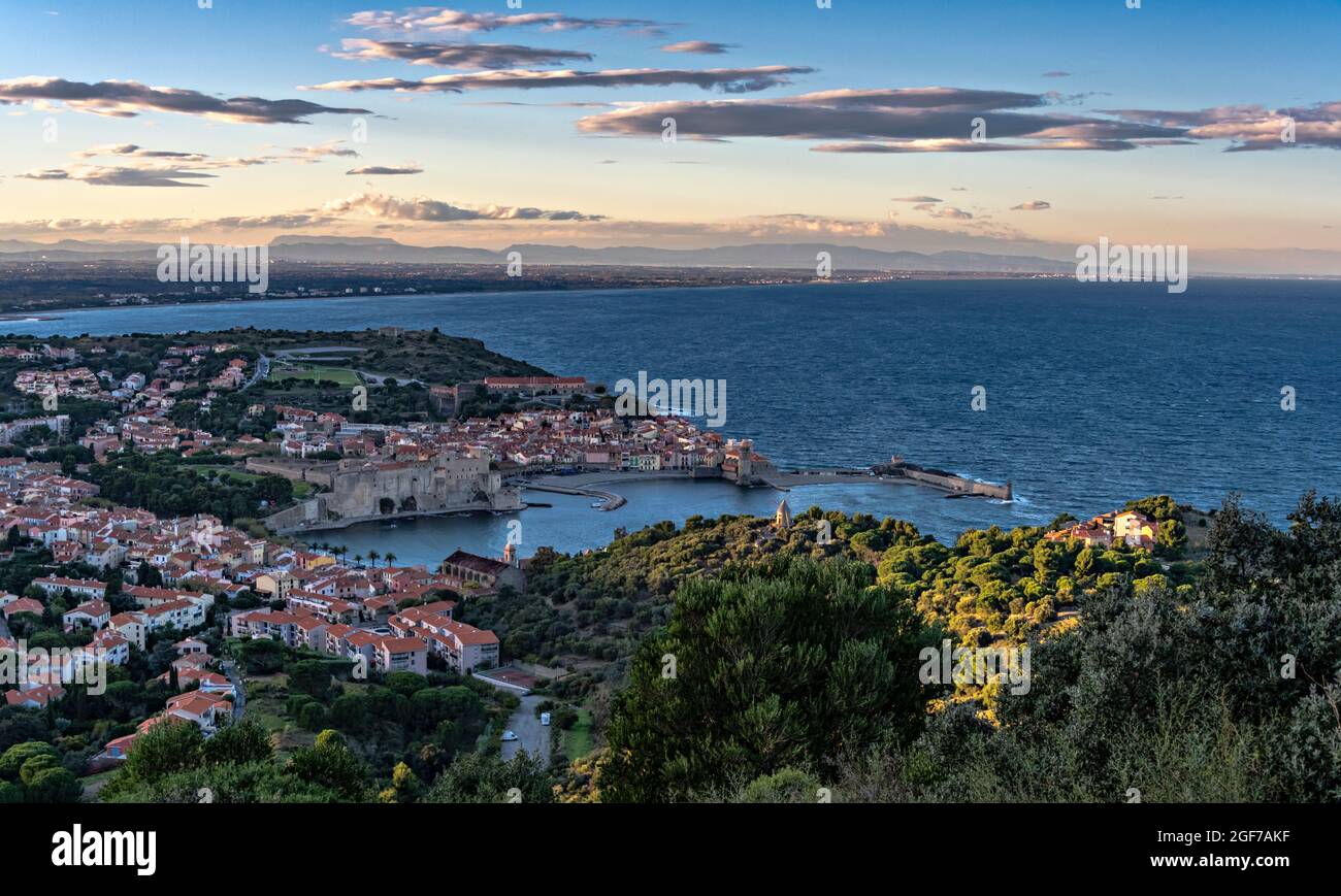 PANORAMI di Collioure da Fort Saint Elme, Pirenei Orientali, Francia. Foto Stock