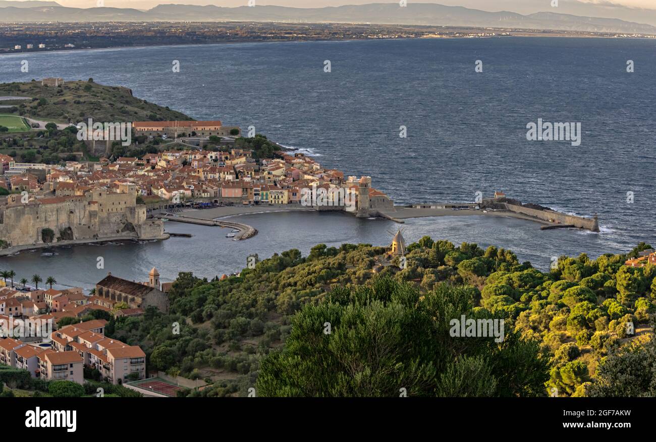 PANORAMI di Collioure da Fort Saint Elme, Pirenei Orientali, Francia. Foto Stock