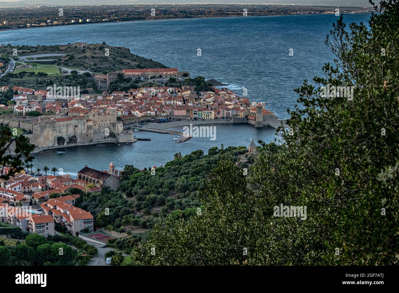 PANORAMI di Collioure da Fort Saint Elme, Pirenei Orientali, Francia. Foto Stock