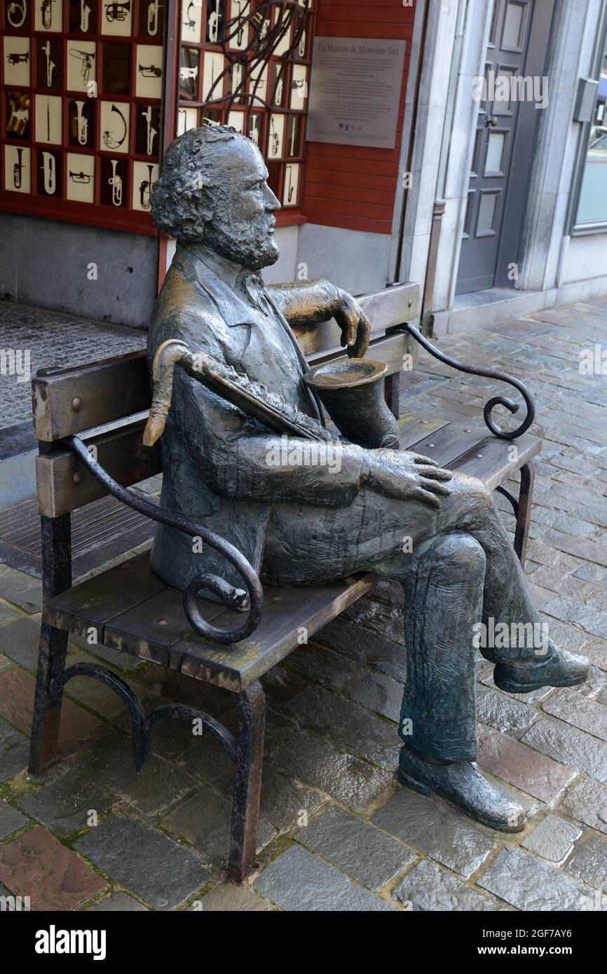 Scultura di Adolphe Sax con sassofono di fronte al suo luogo di nascita, musicista e inventore del sassofono, Dinant, provincia Namur, Belgio Foto Stock