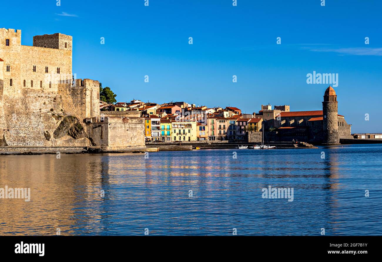 Vista di Collioure (Cullliure in catalano) con il castello e la chiesa, Pirenei Orientali, Francia. Foto Stock