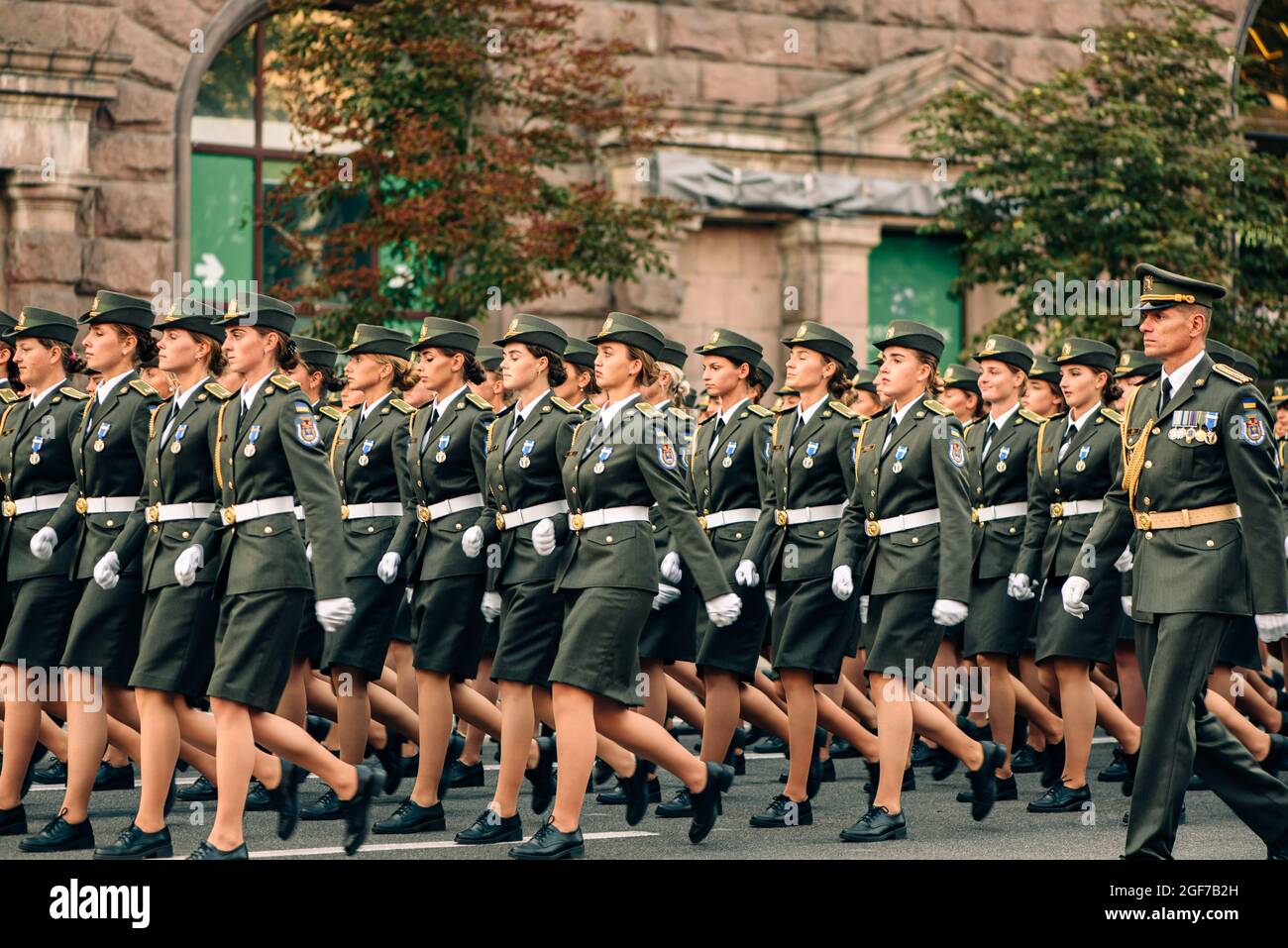 Kiev, Ucraina - 22 agosto 2021: Prove della parata militare in occasione della Giornata dell'Indipendenza dell'Ucraina di 30 anni. Giovani donne soldato marching Foto Stock