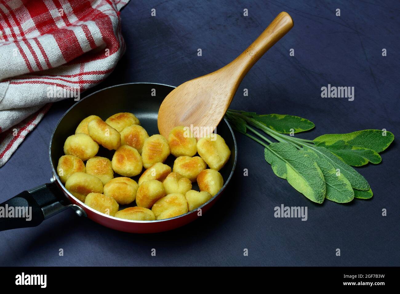Gnocchi di patate fritti in padella, Gnocchi di patate, Germania Foto stock  - Alamy