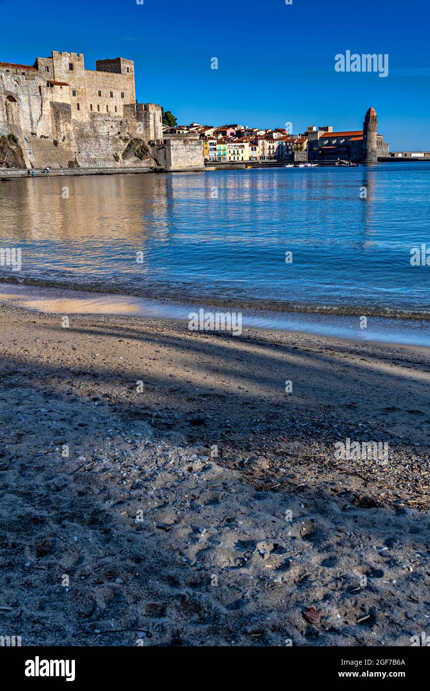 Vista di Collioure (Cullliure in catalano) con il castello e la chiesa, Pirenei Orientali, Francia. Foto Stock