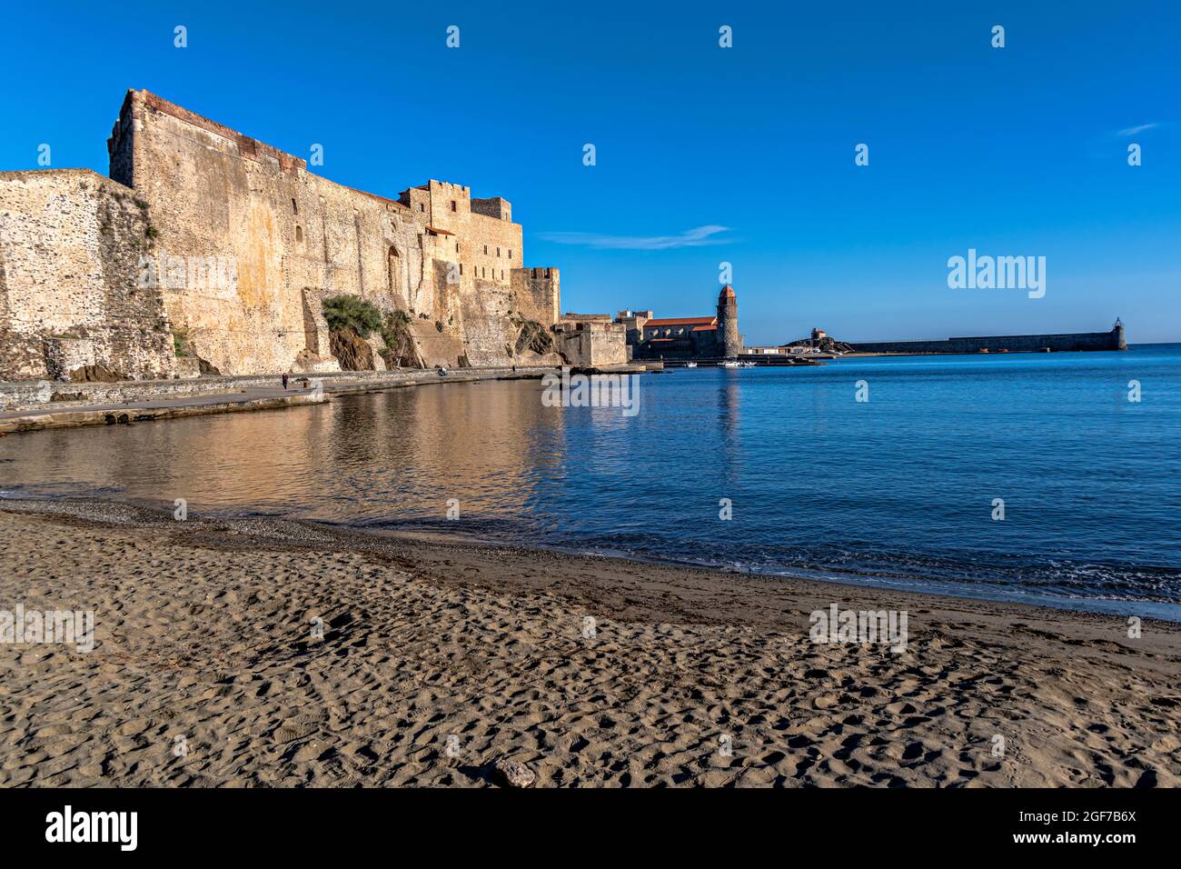 Vista di Collioure (Cullliure in catalano) con il castello e la chiesa, Pirenei Orientali, Francia. Foto Stock