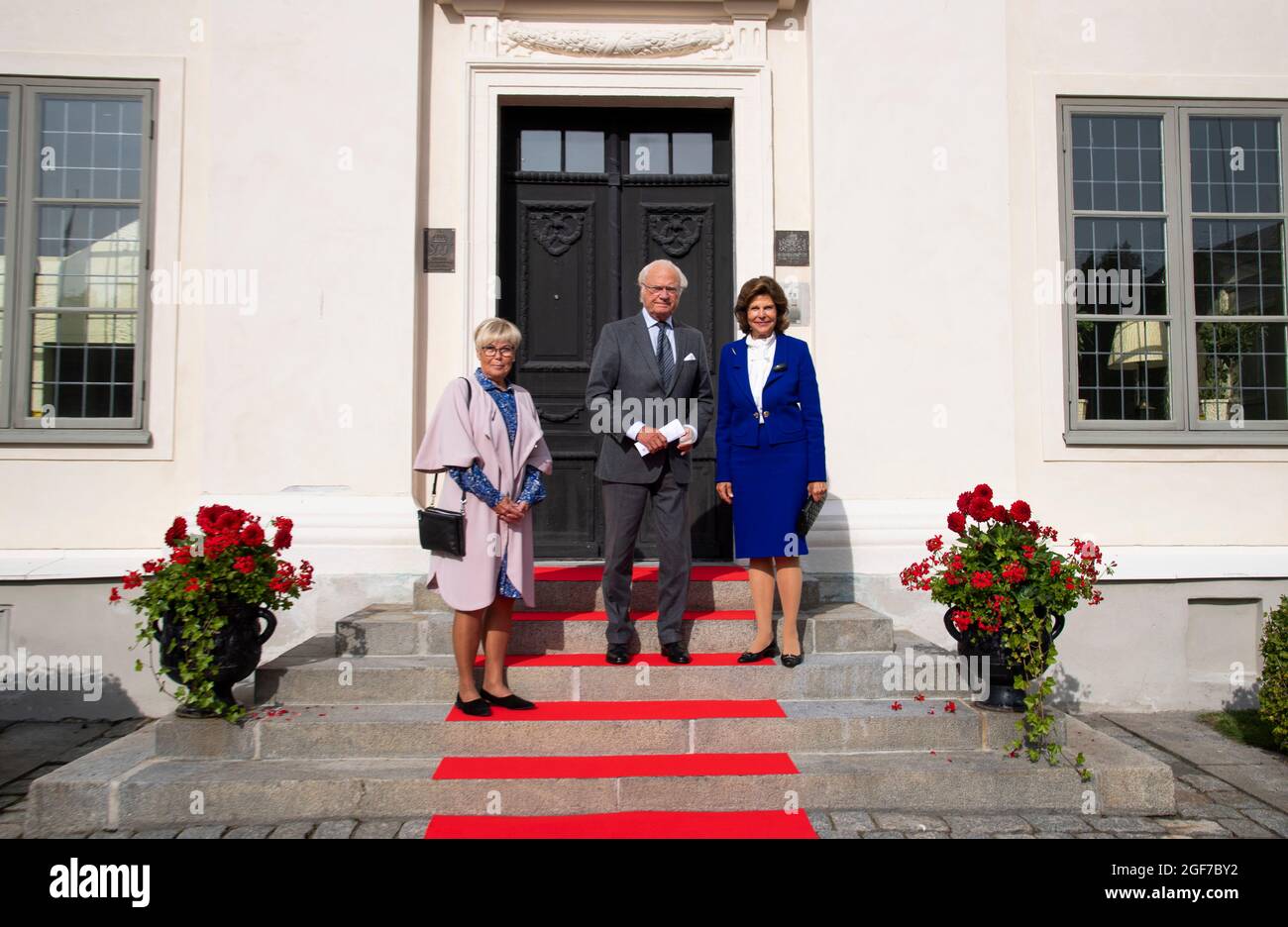 Il re Carl Gustaf e la regina Silvia hanno accolto il governatore Berit Högman presso la residenza del governatore di Härnösand durante la loro visita alla contea di Vasternorrland (contea di Western Norrland) in Svezia, il 24 agosto 2021. I reali visitano varie contee svedesi per dimostrare il proprio sostegno alle persone colpite dalla pandemia e per richiamare l'attenzione sulle iniziative locali in vari settori della società. Foto: Pontus Lundahl / TT code 10050 Foto Stock