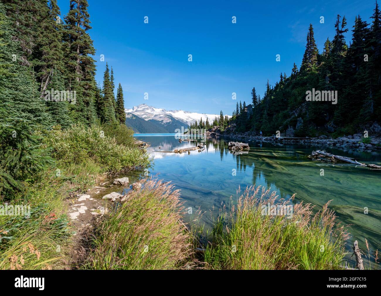 Lago Garibaldi, montagne riflesse nel turchese lago glaciale, Guardia montagna e Deception Peak, ghiacciaio dietro, Garibaldi Provincial Park, britannico Foto Stock