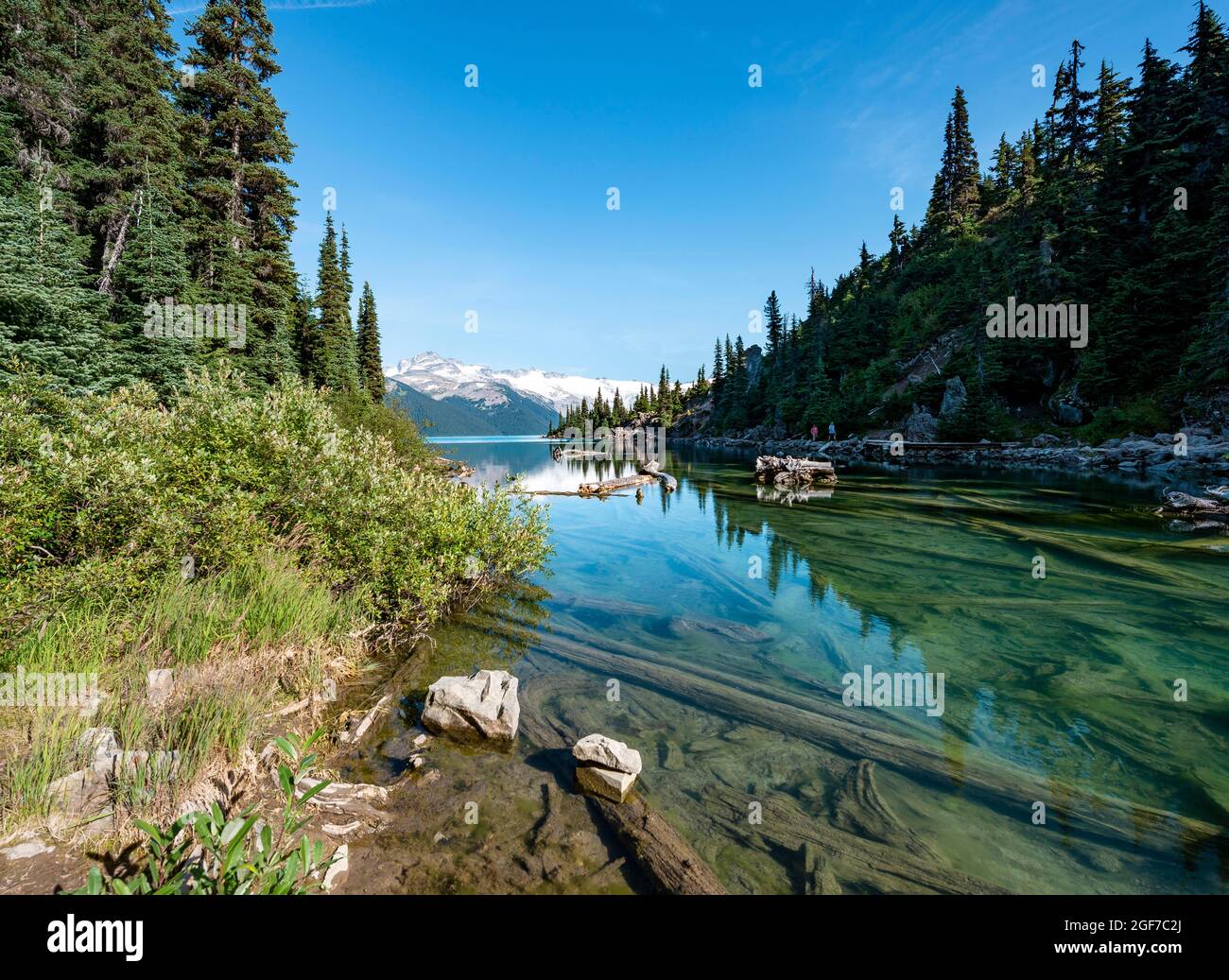 Lago Garibaldi, montagne riflesse nel turchese lago glaciale, Guardia montagna e Deception Peak, ghiacciaio dietro, Garibaldi Provincial Park, britannico Foto Stock