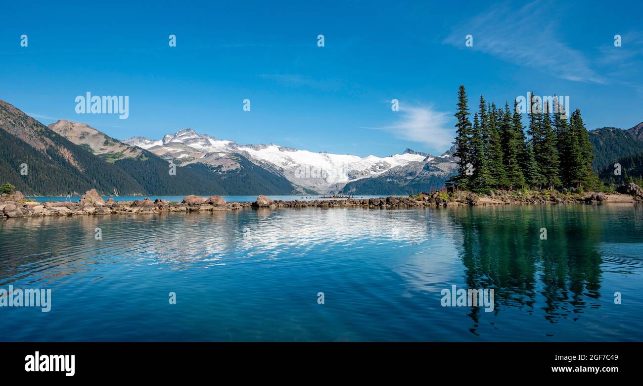 Lago Garibaldi, montagne riflesse nel turchese lago glaciale, Guardia montagna e Deception Peak, ghiacciaio dietro, Garibaldi Provincial Park, britannico Foto Stock