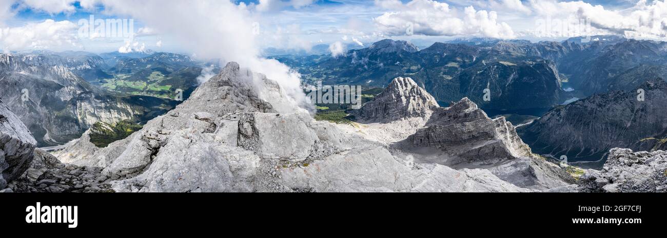 Vista da Watzman Mittelspitze a Watzmankinder, Koenigsee e Hintersee, sentiero escursionistico a Watzmann, attraversamento di Watzmann, Berchtesgaden, Baviera, Germania Foto Stock