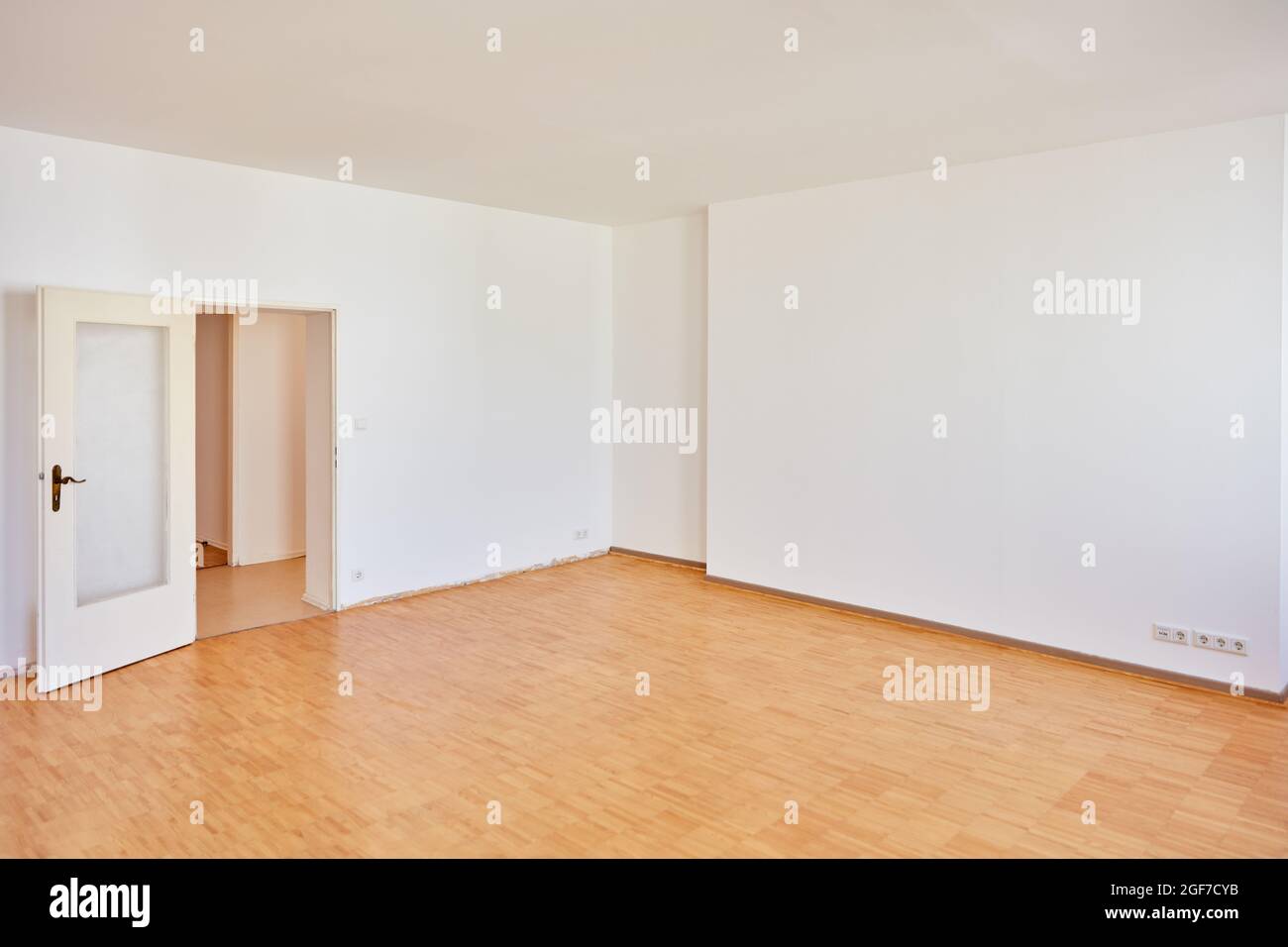 Muro con porta in una stanza vuota di un appartamento in un vecchio edificio Foto Stock