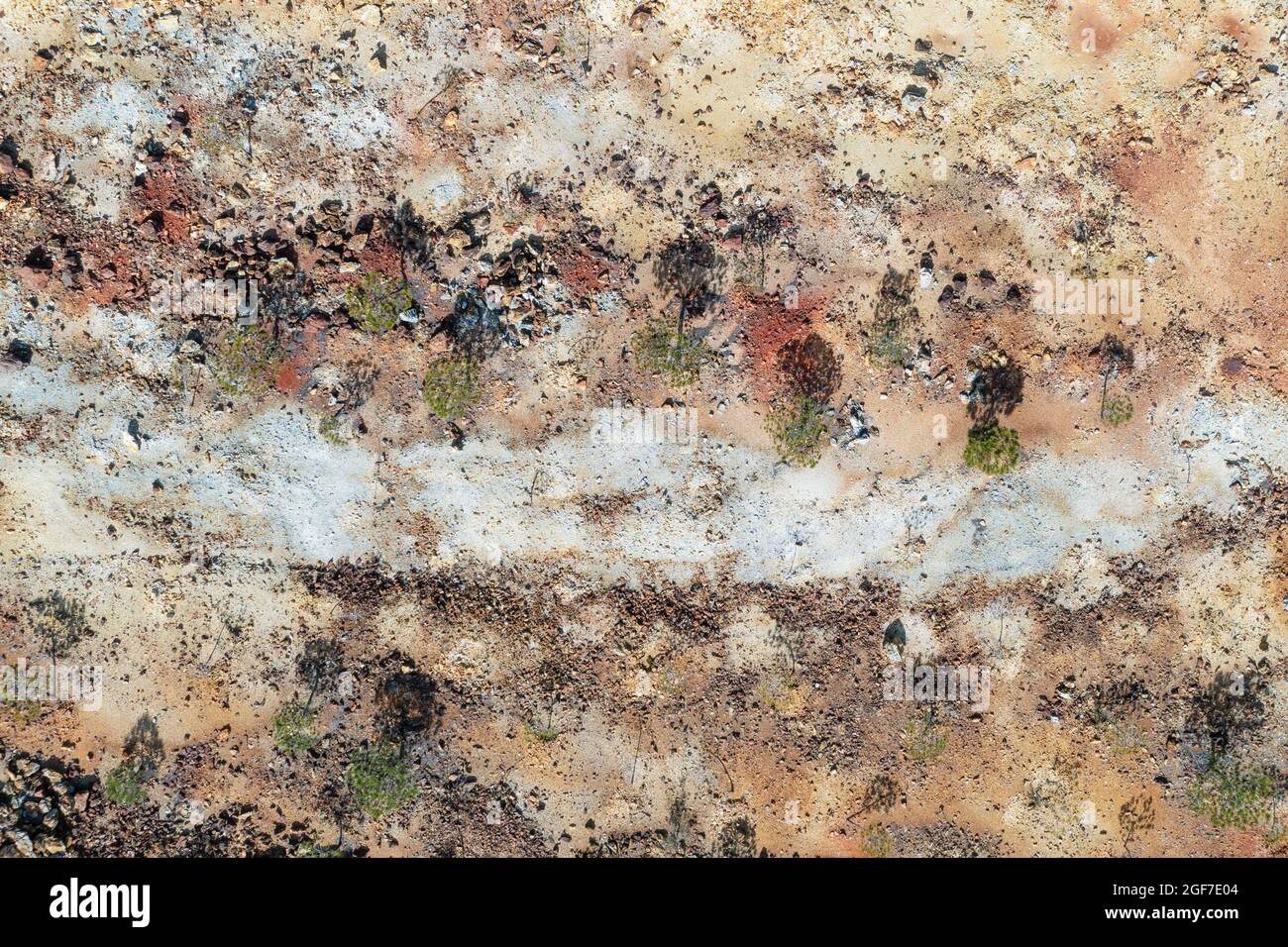 Terreno estremamente ricco di minerali nella zona delle miniere di Rio Tinto, vista aerea, fuchi, provincia di Huelva, Andalusia, Spagna Foto Stock