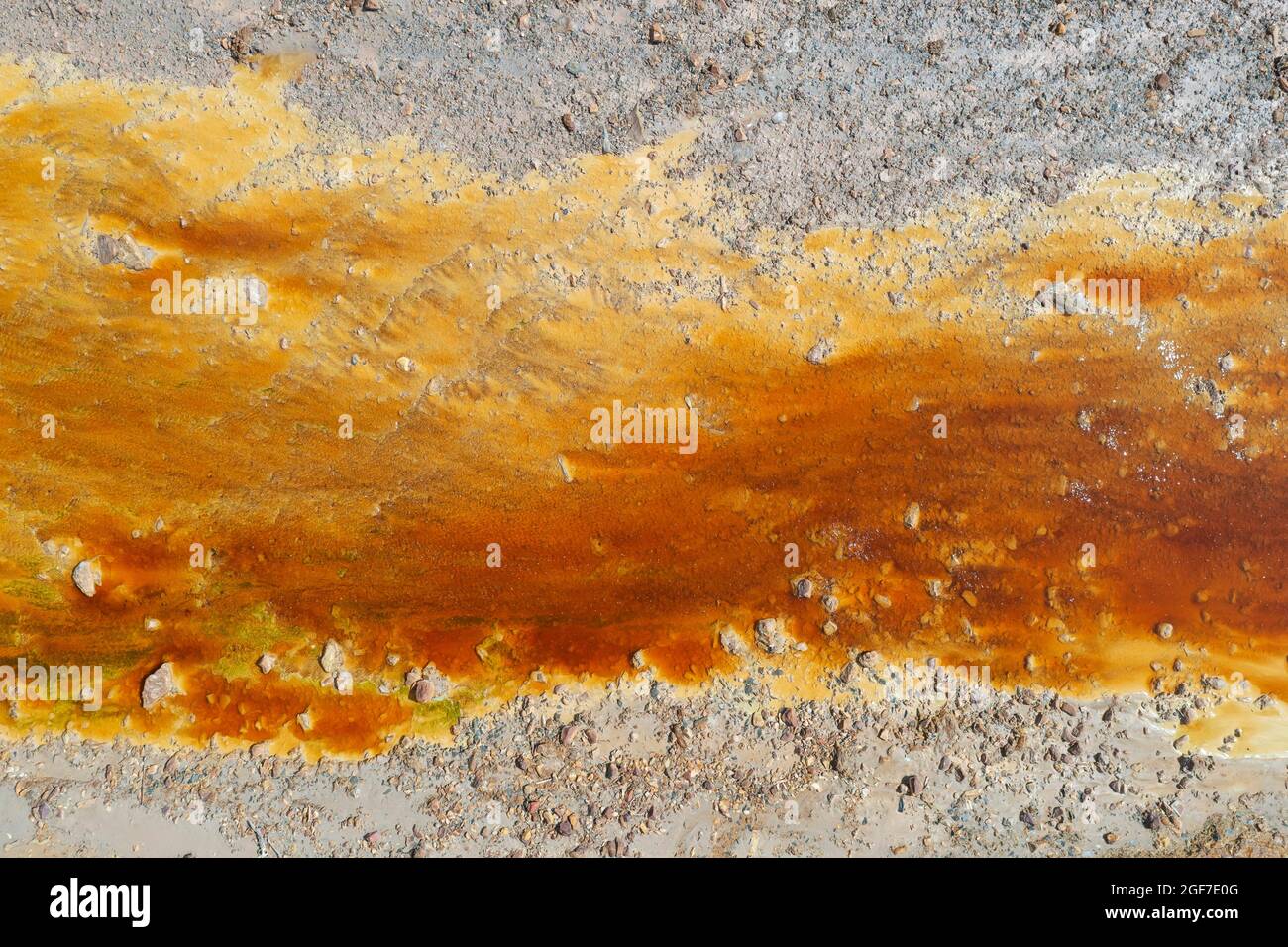 Rio Tinto, fiume Rosso, poco dopo la sua fonte, dettaglio con minerali di ferro ossidati in acqua, vista aerea, fuco colpo, provincia Huelva, Andalusia Foto Stock