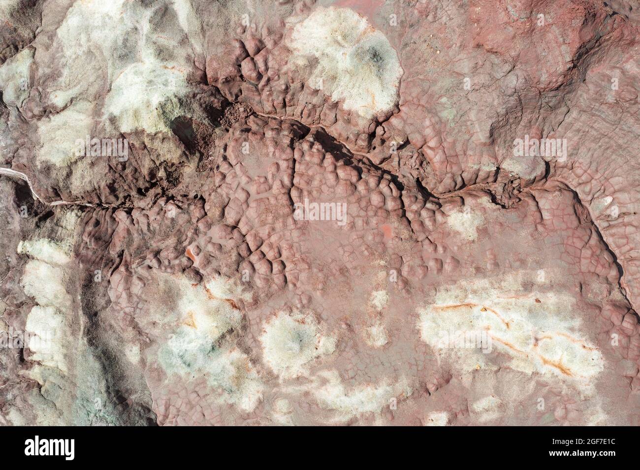 Terreno estremamente ricco di minerali nella zona delle miniere di Rio Tinto, vista aerea, fuchi, provincia di Huelva, Andalusia, Spagna Foto Stock