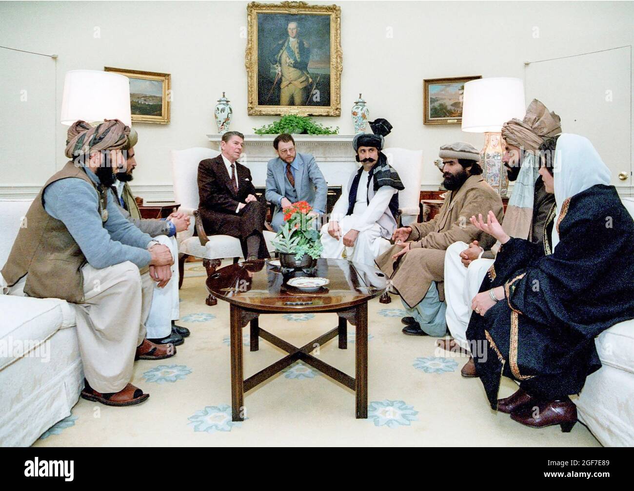 IL PRESIDENTE DEGLI STATI UNITI RONALD REAGAN incontra i leader afghani Mujahideen nell'Ufficio ovale il 2 febbraio 1983. Foto: Michael Evans/Casa Bianca Foto Stock