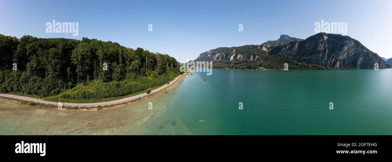 Strada Romantica austriaca lungo il Mondsee vicino a Pichl Auhof con Schafberg, Mondseeland, Salzkammergut, Austria superiore, Austria Foto Stock