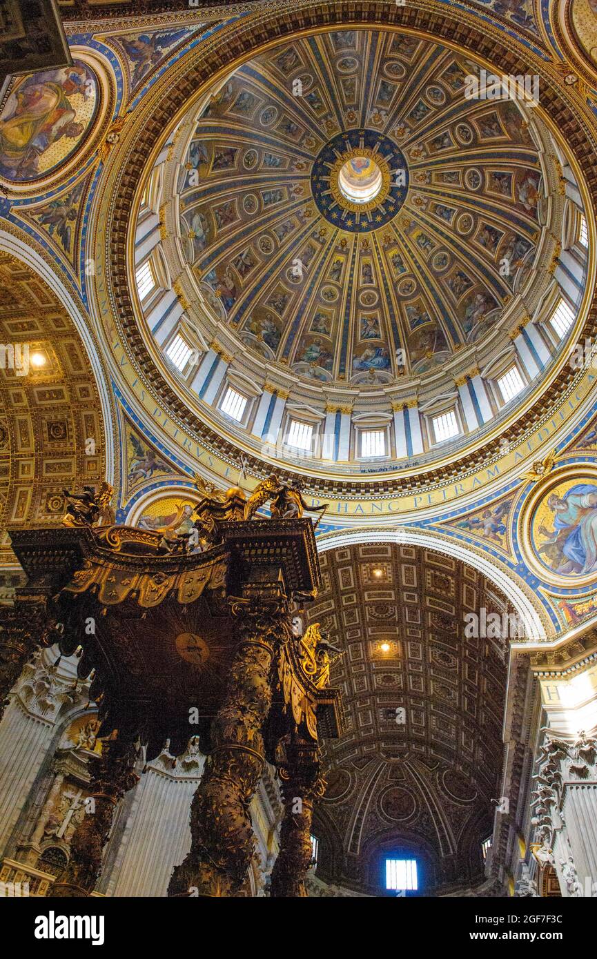 Cupola della Basilica di San Pietro sul baldacchino di Bernini, Basilica di San Pietro, Vaticano, Italia Foto Stock