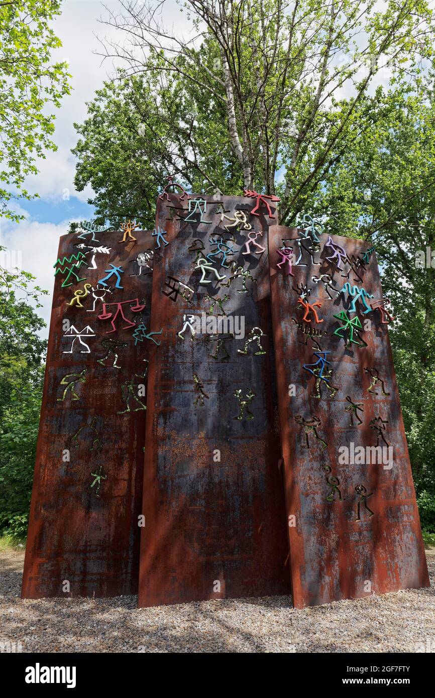 Tre lastre d'acciaio con figure colorate, scultura proveniente e diretta da Juergen Meister, Duisburg-Neumuehl, Ruhr Area, Renania settentrionale-Vestfalia, Germania Foto Stock