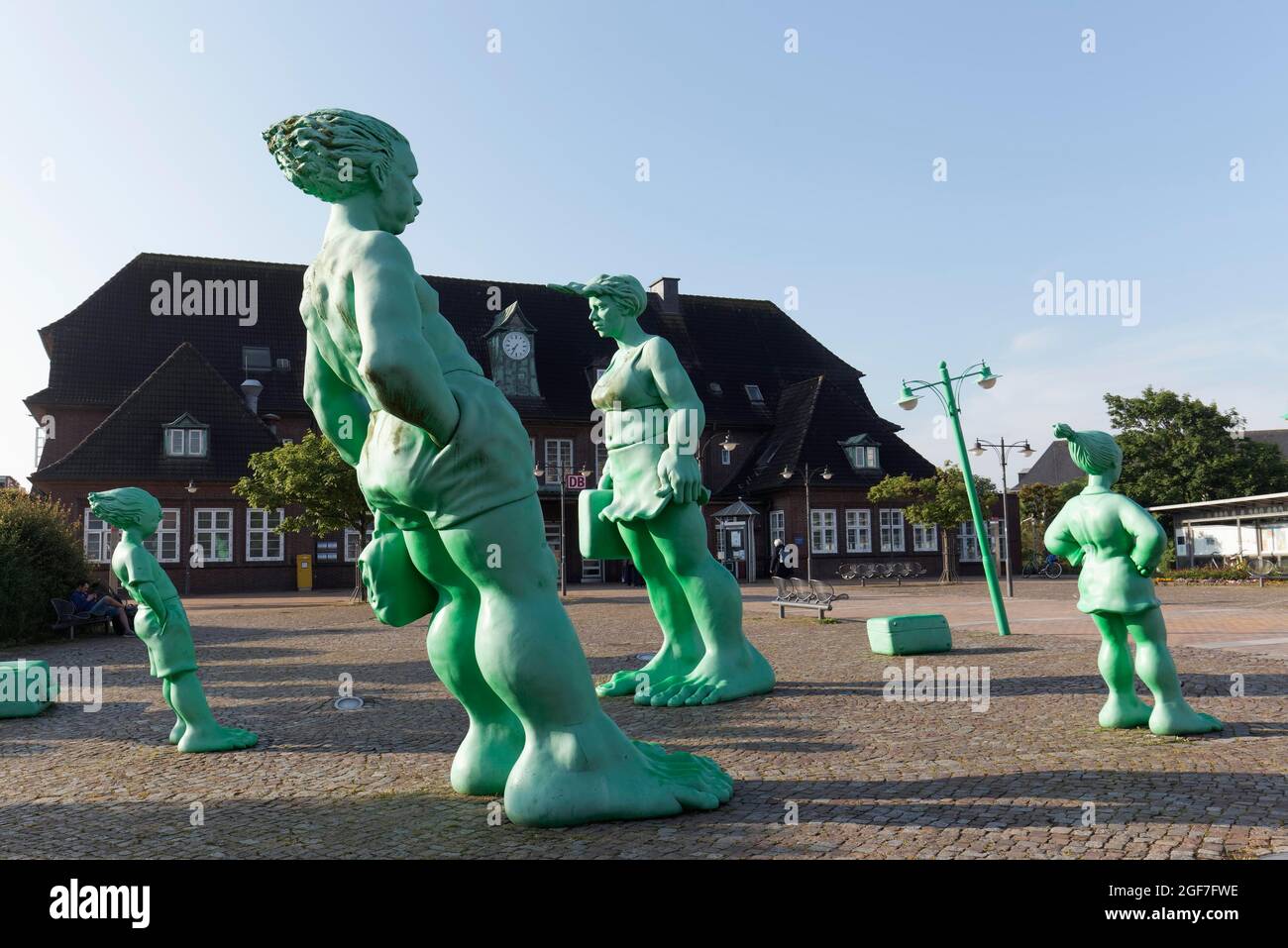 Ventoso, figure verdi, gruppo di scultura viaggiando Giants in the Wind, installazione da parte dell'artista Martin Wolke, stazione di piazzale, Westerland, Sylt Foto Stock