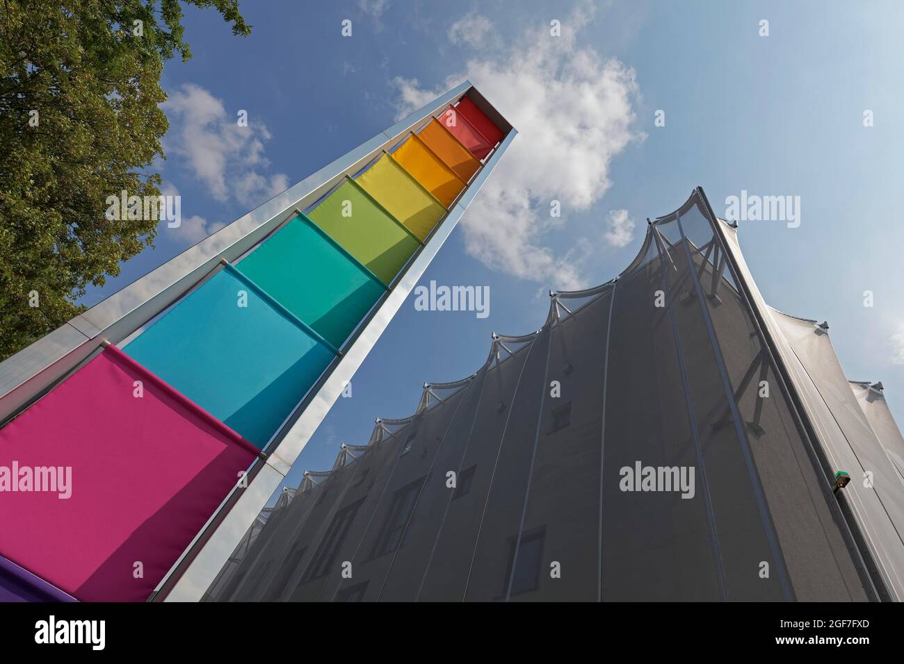 Torre colore di Heinz Mack di fronte all'Accademia tessile del Nord Reno-Westfalia, edificio di sop architekten und formTL, facciata con tenda Foto Stock