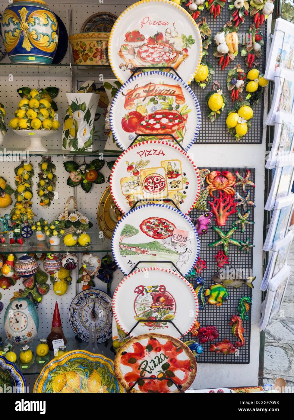 Piatti da pizza colorati, souvenir, Ravello, Costiera Amalfitana, Costiera  Amalfitana, Provincia di Salerno, Campania, Italia Foto stock - Alamy