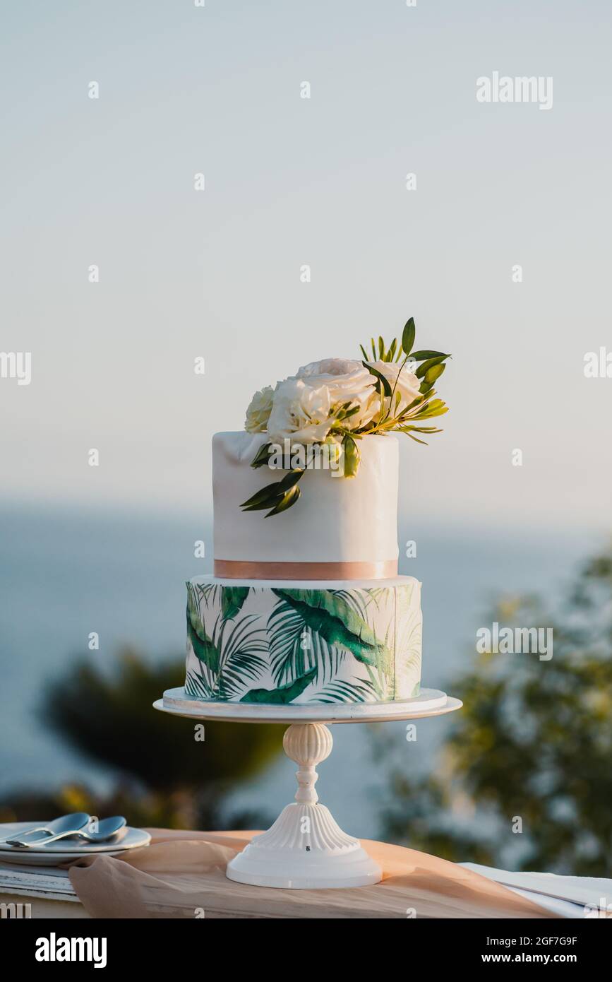 Elegante torta durante la cerimonia nuziale Foto Stock