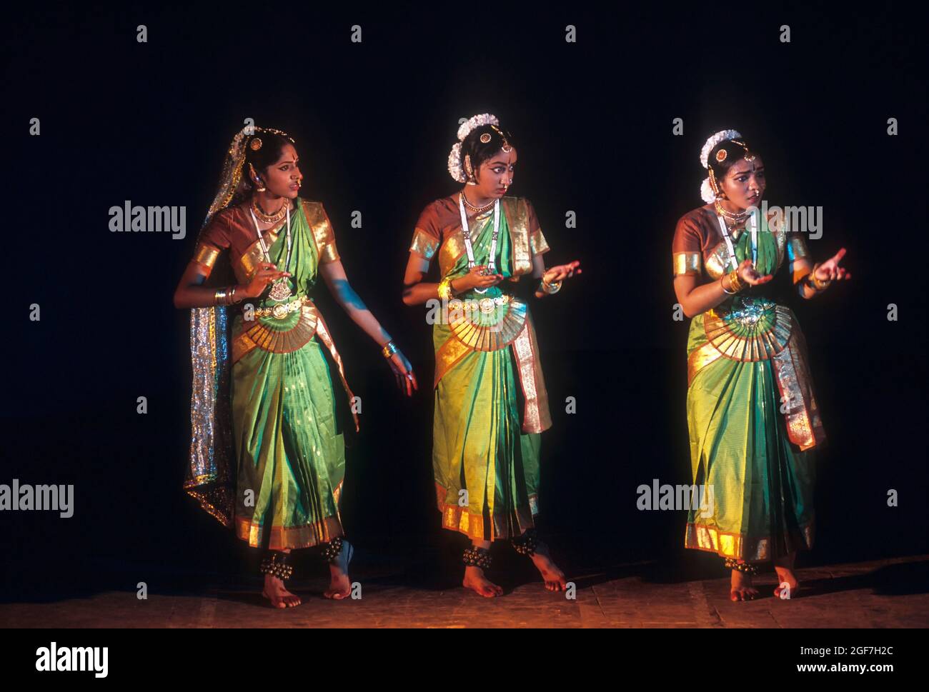 Bharatnatyam, danza classica dell'India; festa di Natyanjali nel tempio di Nataraja a Perur a Coimbatore, Tamil Nadu, India. Nessuna versione del modello Foto Stock