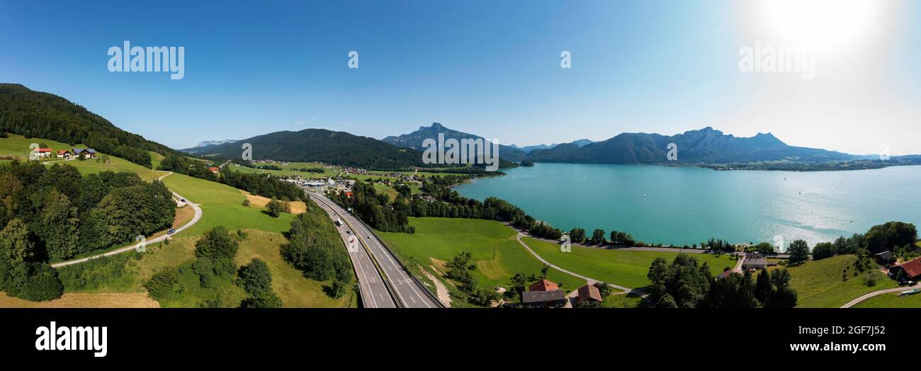 Drone image, Westautobahn (A1) vicino a Mondsee, Salzkammergut, Austria superiore Foto Stock