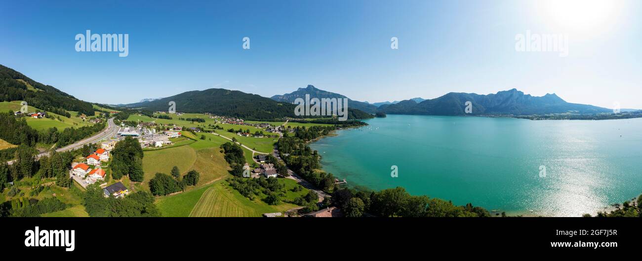 Drone image, Westautobahn (A1) vicino a Mondsee, Salzkammergut, Austria superiore Foto Stock