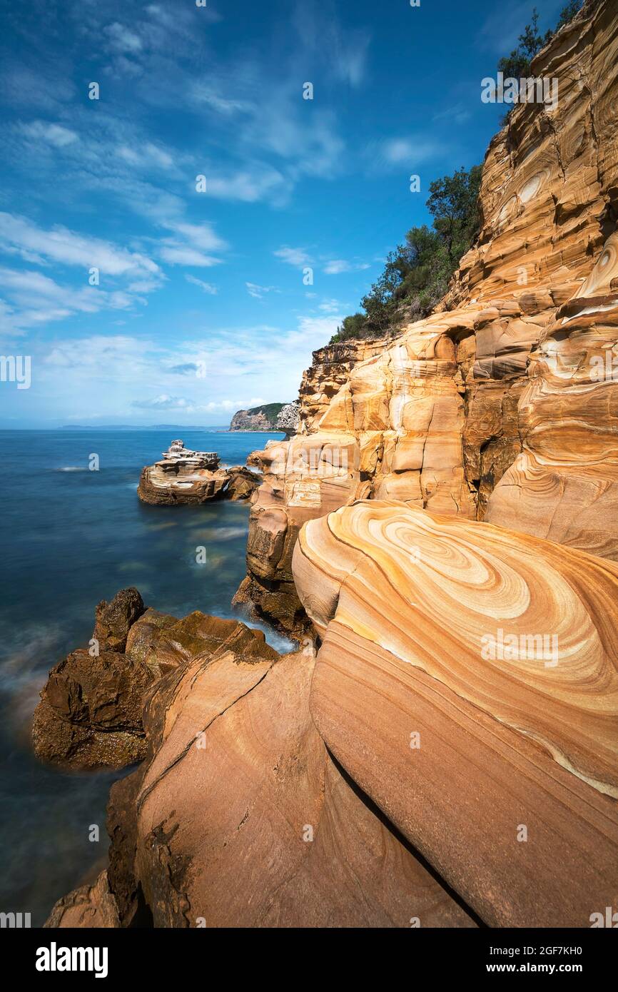 Acqua a lunga esposizione con incredibili formazioni rocciose lungo la costa di Maitland Bay nel Parco Nazionale di Bouddi Foto Stock