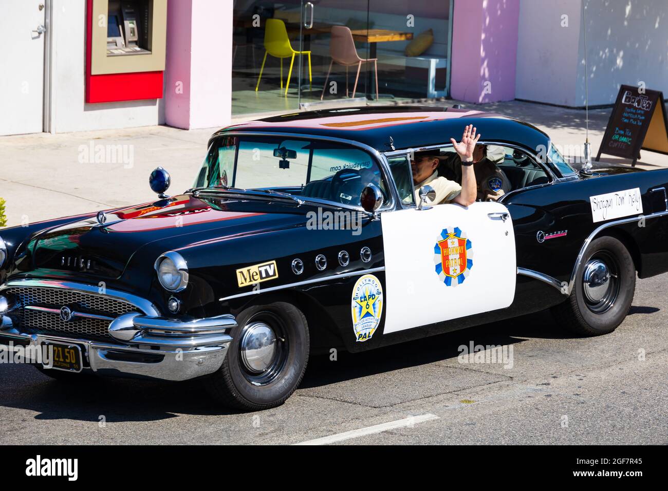 1955 Buick Century LAPD Police car con equipaggio in costume.TV show Highway Patrol. Hollywood, Los Angeles, California, Stati Uniti d'America. Foto Stock