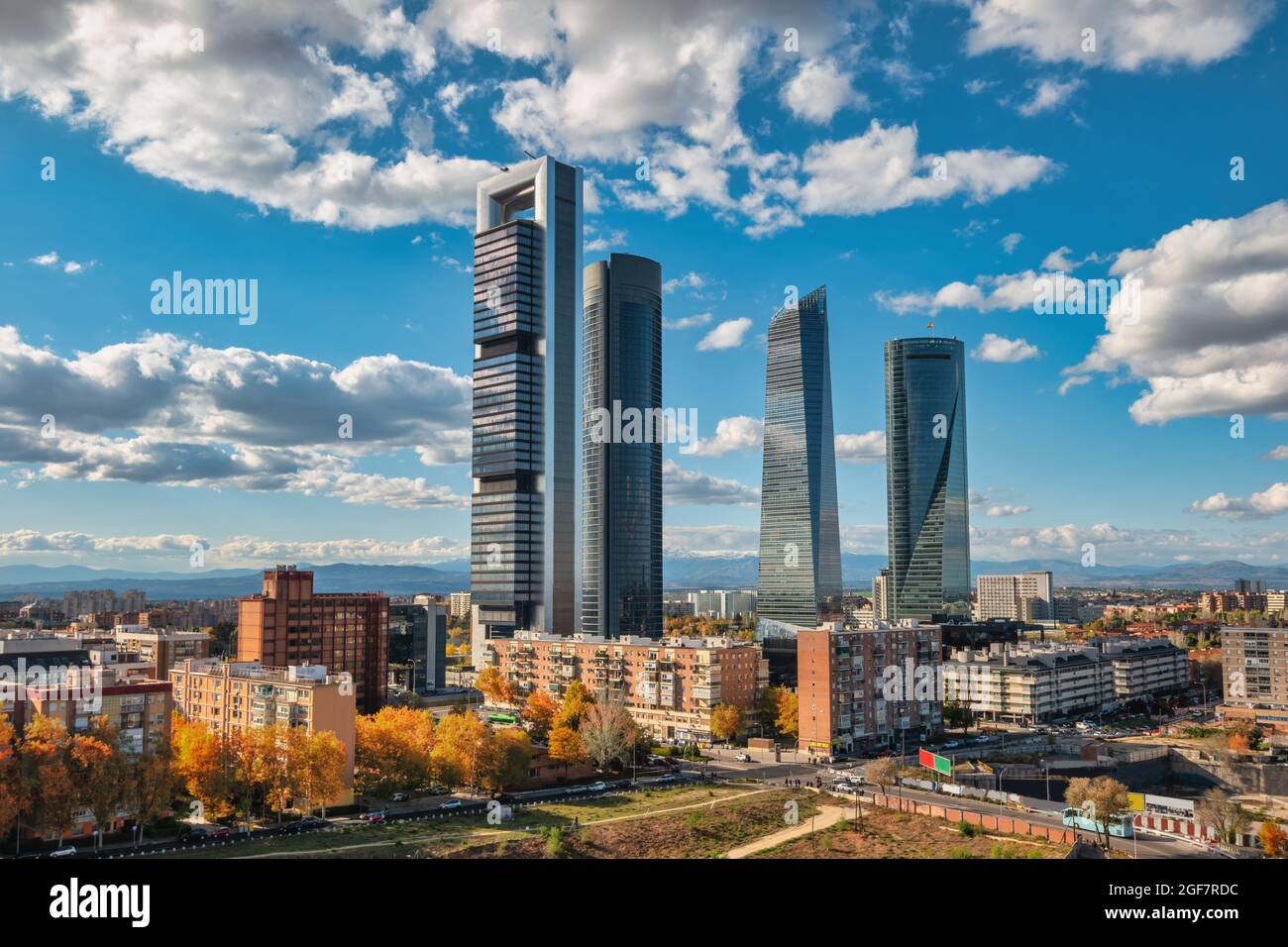 Madrid Spagna, skyline della città nel quartiere finanziario quattro torri con stagione di fogliame autunno Foto Stock