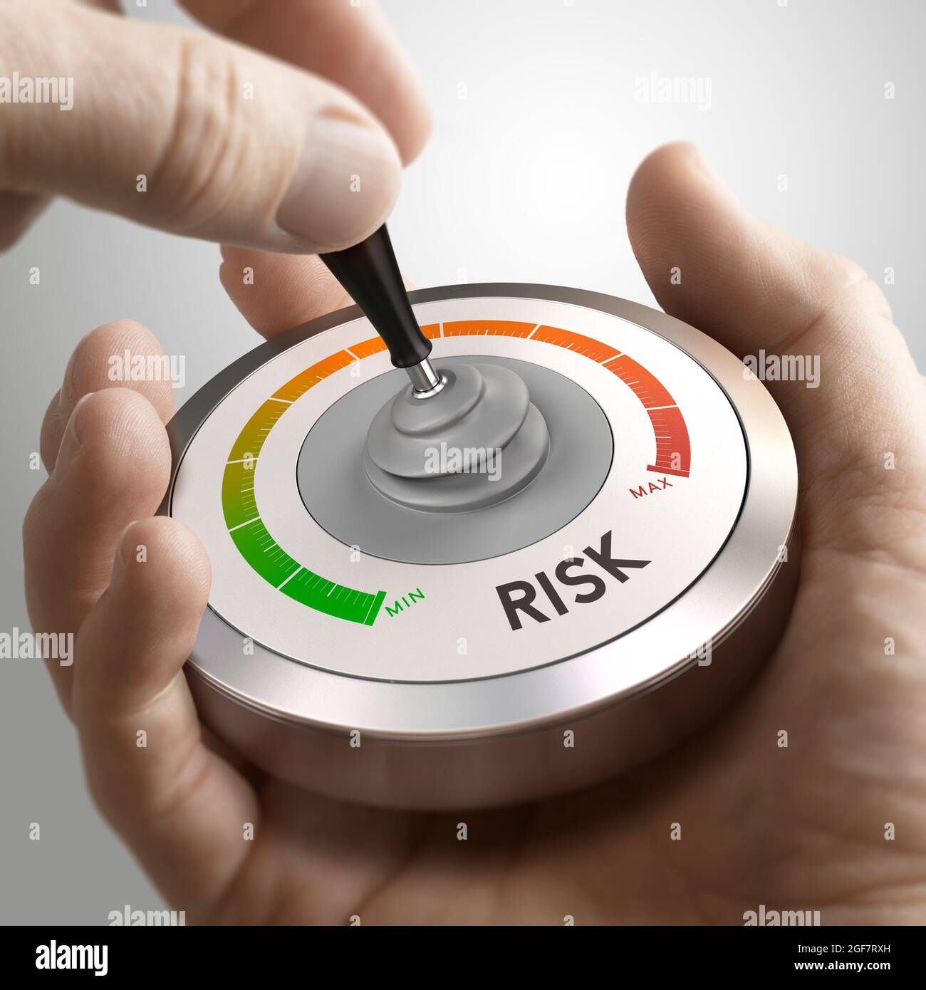 Man mano che utilizza un joystick concettuale su sfondo grigio. Concetto di gestione strategica del rischio o di processo decisionale. Immagine composita tra una fotografia Foto Stock