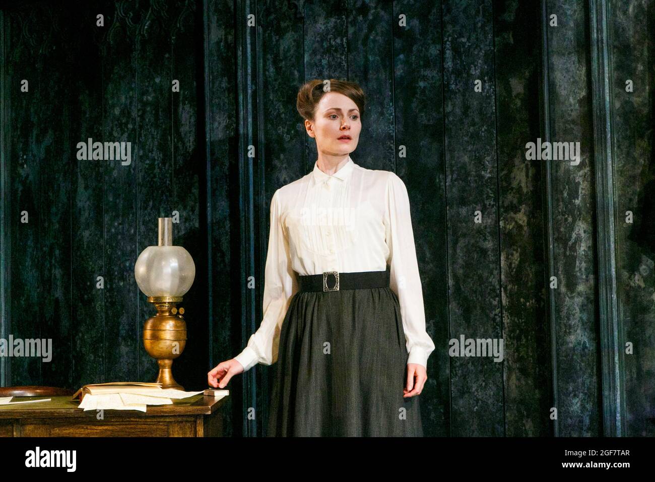 Anna Madeley (governante) NEL GIRO DELLA VITE di Henry James al Teatro Almeida, Londra N1 24/01/2013 adattato da Rebecca Lenkiewicz design: Peter McKintosh illuminazione: Tim Mitchell regista: Lindsay Porner Foto Stock