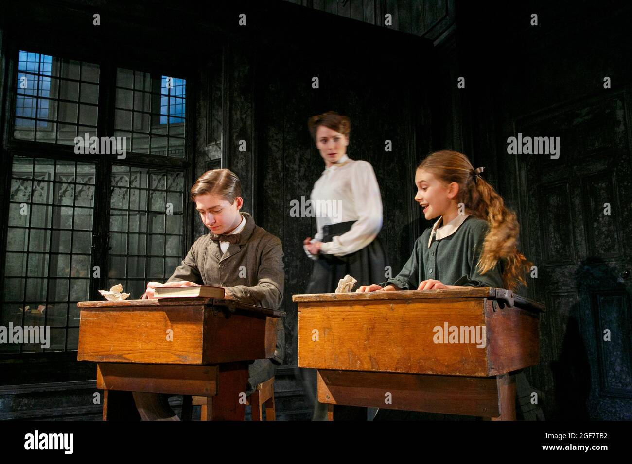 l-r: Laurence Belcher (Miles), Anna Madeley (governante), Emilia Jones (Flora) NEL GIRO DELLA VITE di Henry James al Teatro Almeida, Londra N1 24/01/2013 adattato da Rebecca Lenkiewicz design: Peter McKintosh illuminazione: Tim Mitchell regista: Lindsay Posner Foto Stock