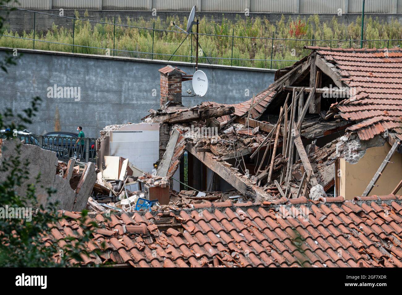 Torino, Italia. 24 agosto 2021. Vista generale di un edificio collassato. Il crollo sembra essere stato causato da un'esplosione a seguito di una perdita di gas, i media dicono che il crollo ha ucciso un ragazzo di 4 anni e ha causato 4 lesioni. Credit: Nicolò campo/Alamy Live News Foto Stock