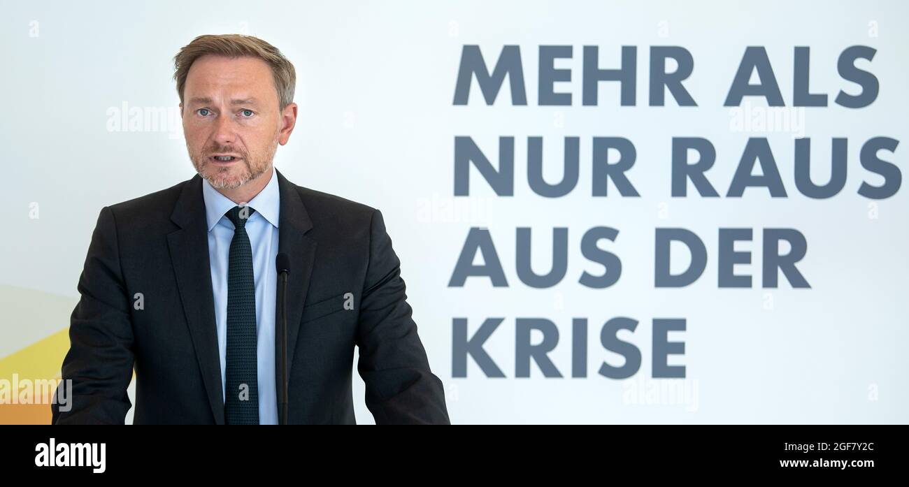 Berlino, Germania. 24 agosto 2021. Christian Lindner, presidente del gruppo parlamentare del FDP, interviene prima della riunione del gruppo parlamentare del FDP nel Bundestag tedesco - lo slogan "più che appena fuori dalla crisi” può essere letto sullo sfondo. Credit: Bernd von Jutrczenka/dpa/Alamy Live News Foto Stock