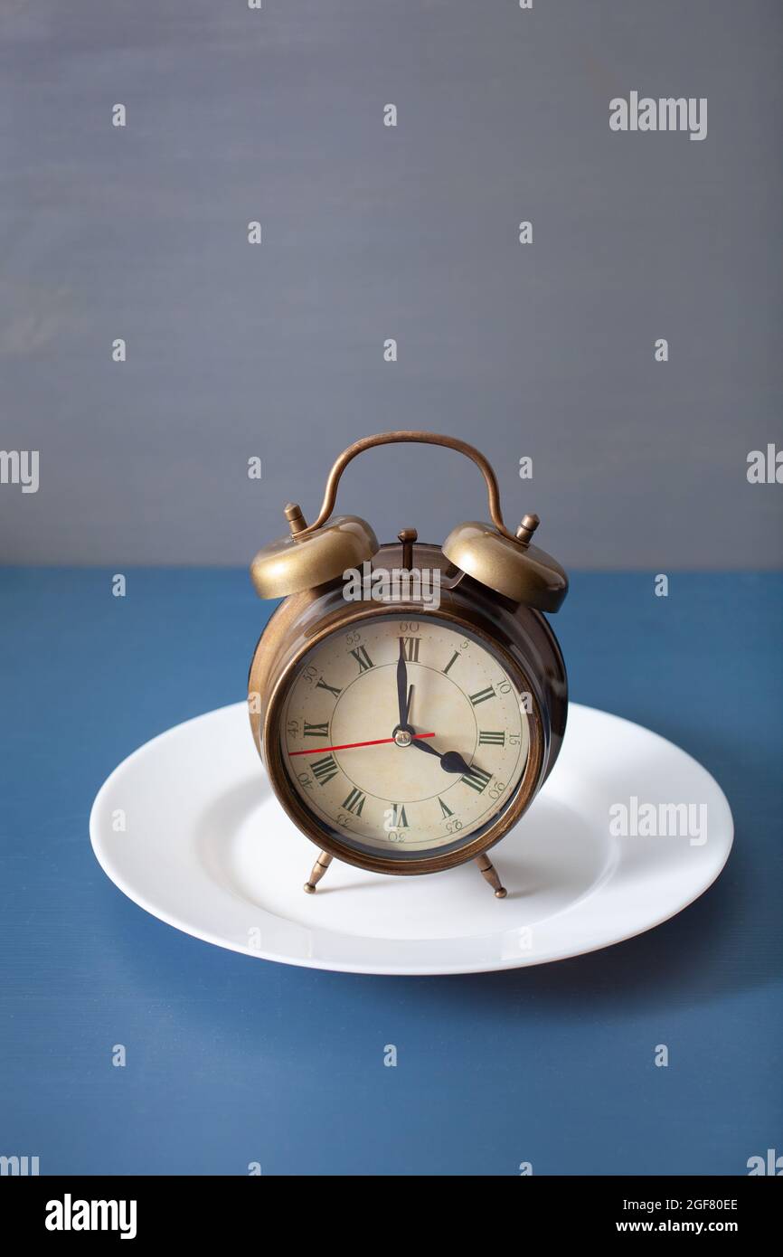 Concetto di digiuno intermittente, dieta ketogenic, la perdita di peso. sveglia su una piastra Foto Stock Concetto di digiuno intermittente, dieta ketogenic, la perdita di peso. sveglia su una piastra Foto Stock
