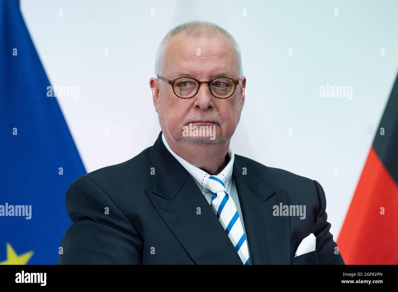 Premiati Hans-Joachim FASEL, Hans-Joachim Fasel, Leverkusen il suo eccezionale lavoro volontario si applica soprattutto alla Cattedrale di Altenberg. Dal 2001 è presidente della direzione della Fondazione Altenberg. Allo stesso tempo, si occupa della raccolta storica della 'Associazione di Storia della Città di Leverkusen', è coinvolto con Lebenshilfe a Leverkusen e sostiene l'associazione 'Leverkusen aiuta i bambini con il cancro'. Il primo ministro Armin Laschet onora i cittadini della Renania settentrionale-Vestfalia per il loro eccezionale impegno nella società con l'Ordine del merito dello Stato, A. Foto Stock