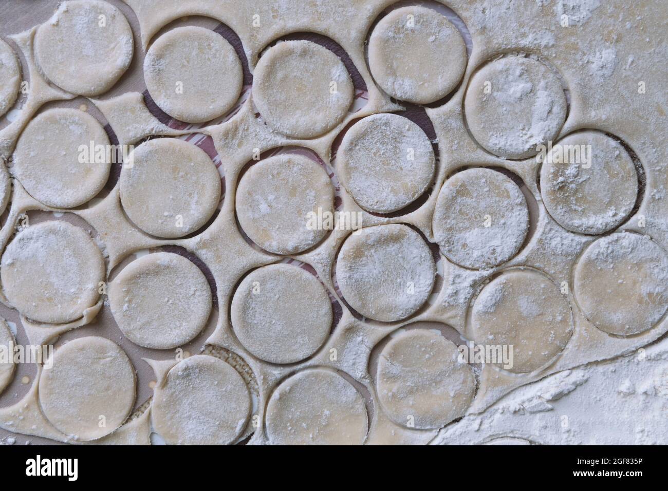 Imperfezioni piccoli cerchi di pasta cruda nel processo di cottura dei gnocchi fatti in casa Foto Stock