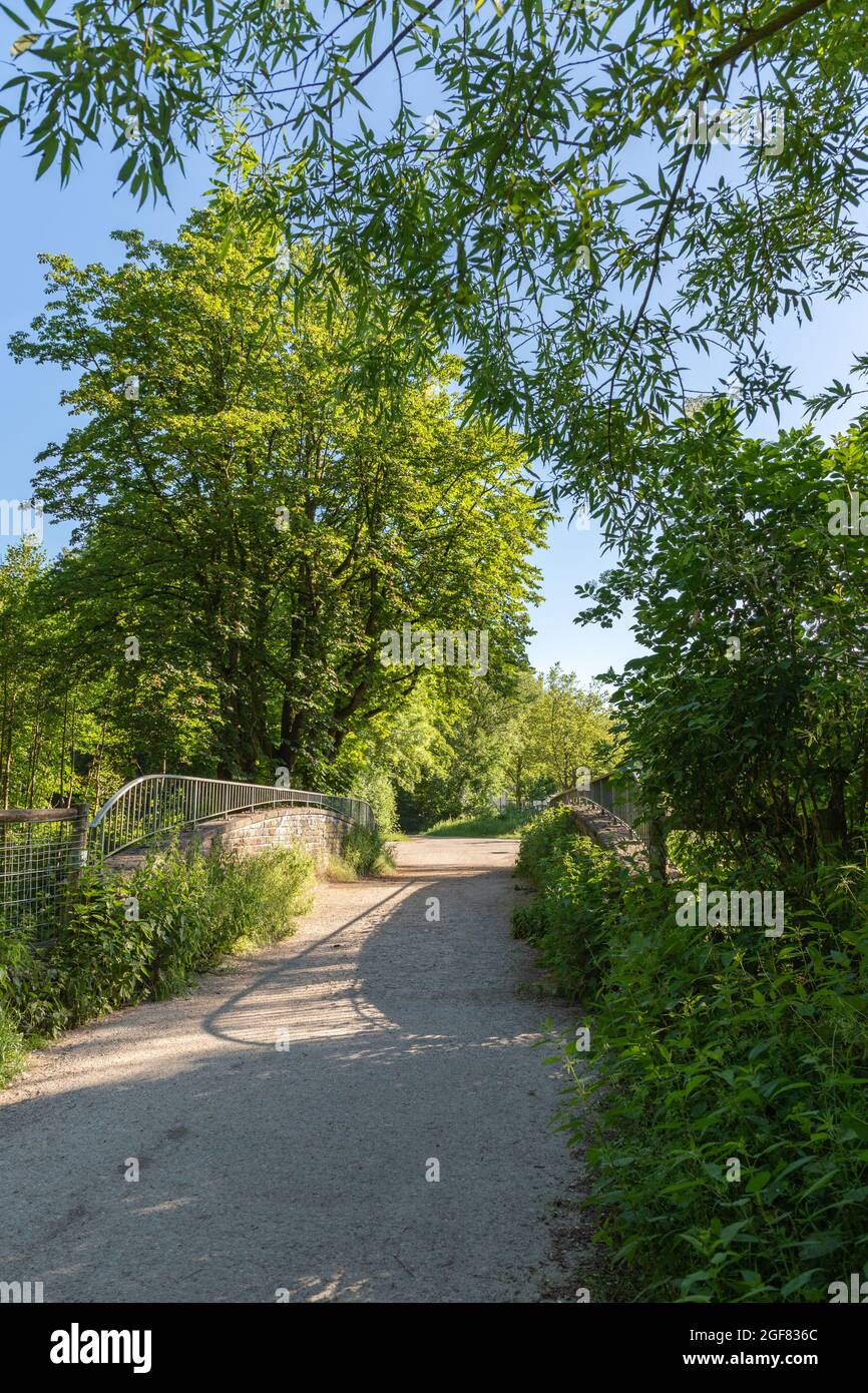 Sentiero lungo il fiume Emscher, zona della Ruhr, Germania Foto Stock