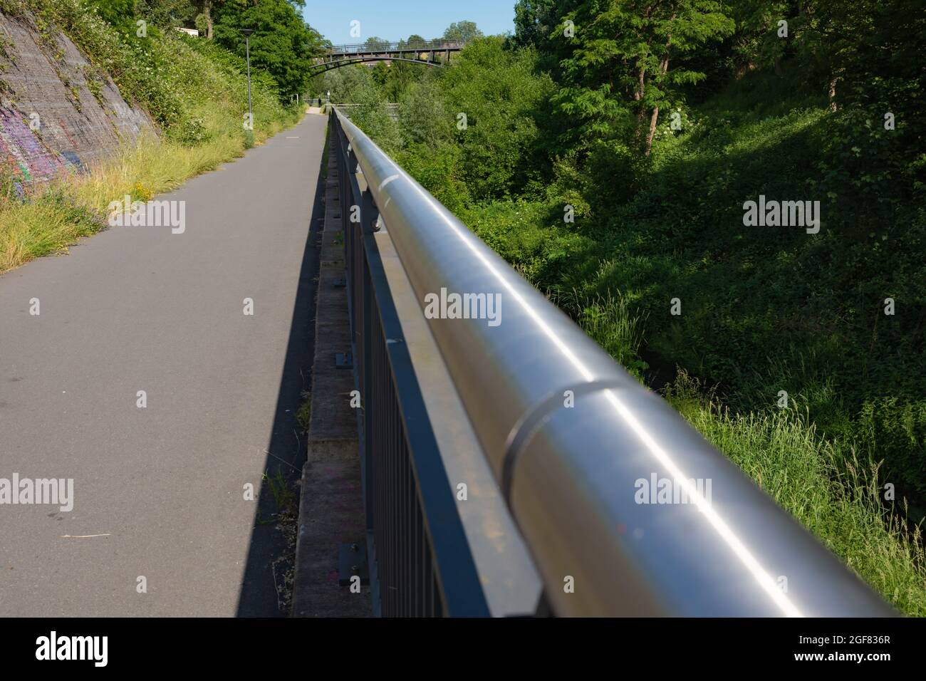 Sentiero lungo il fiume Emscher, zona della Ruhr, Germania Foto Stock