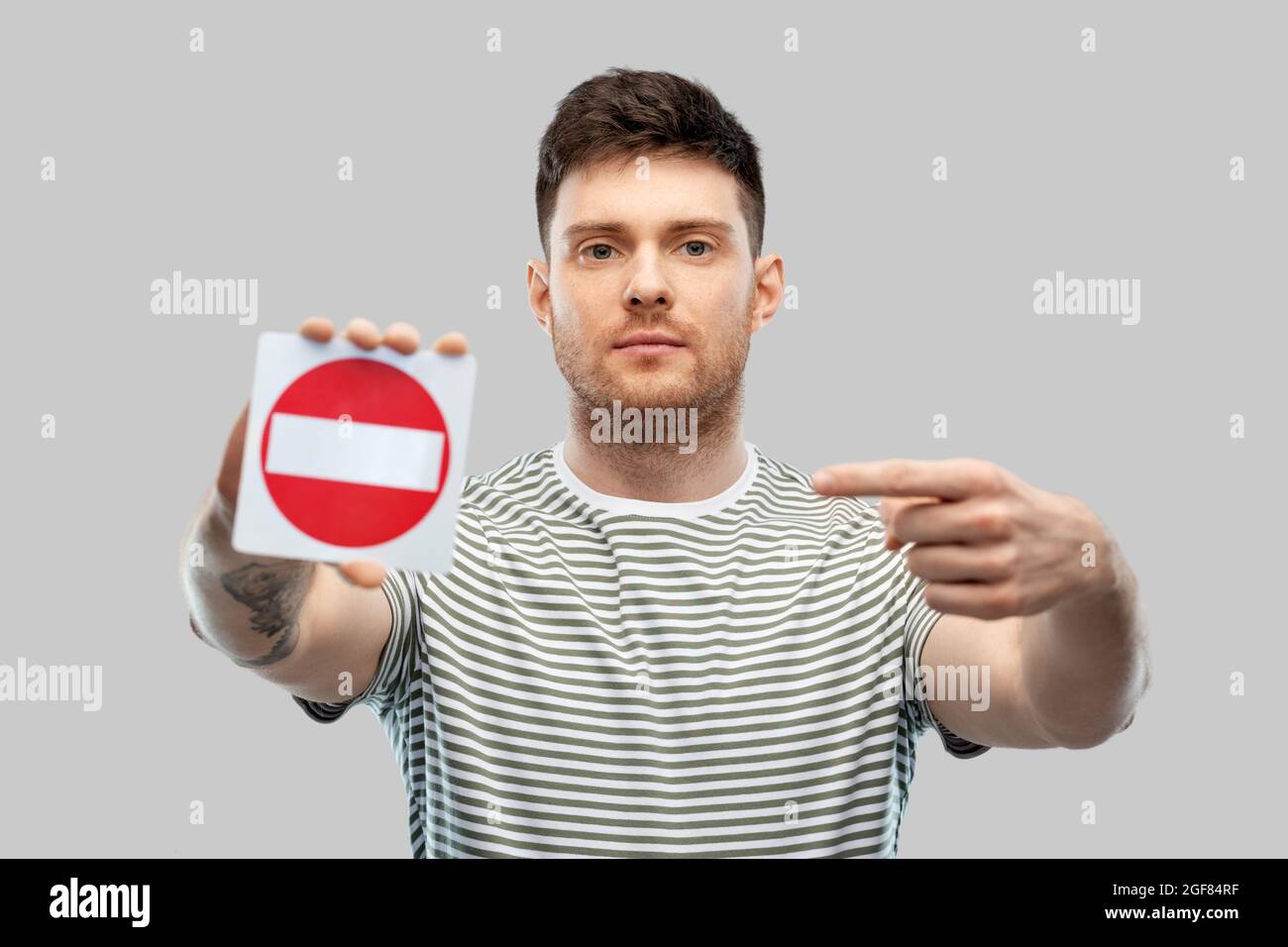 giovane uomo che mostra stop segno Foto Stock