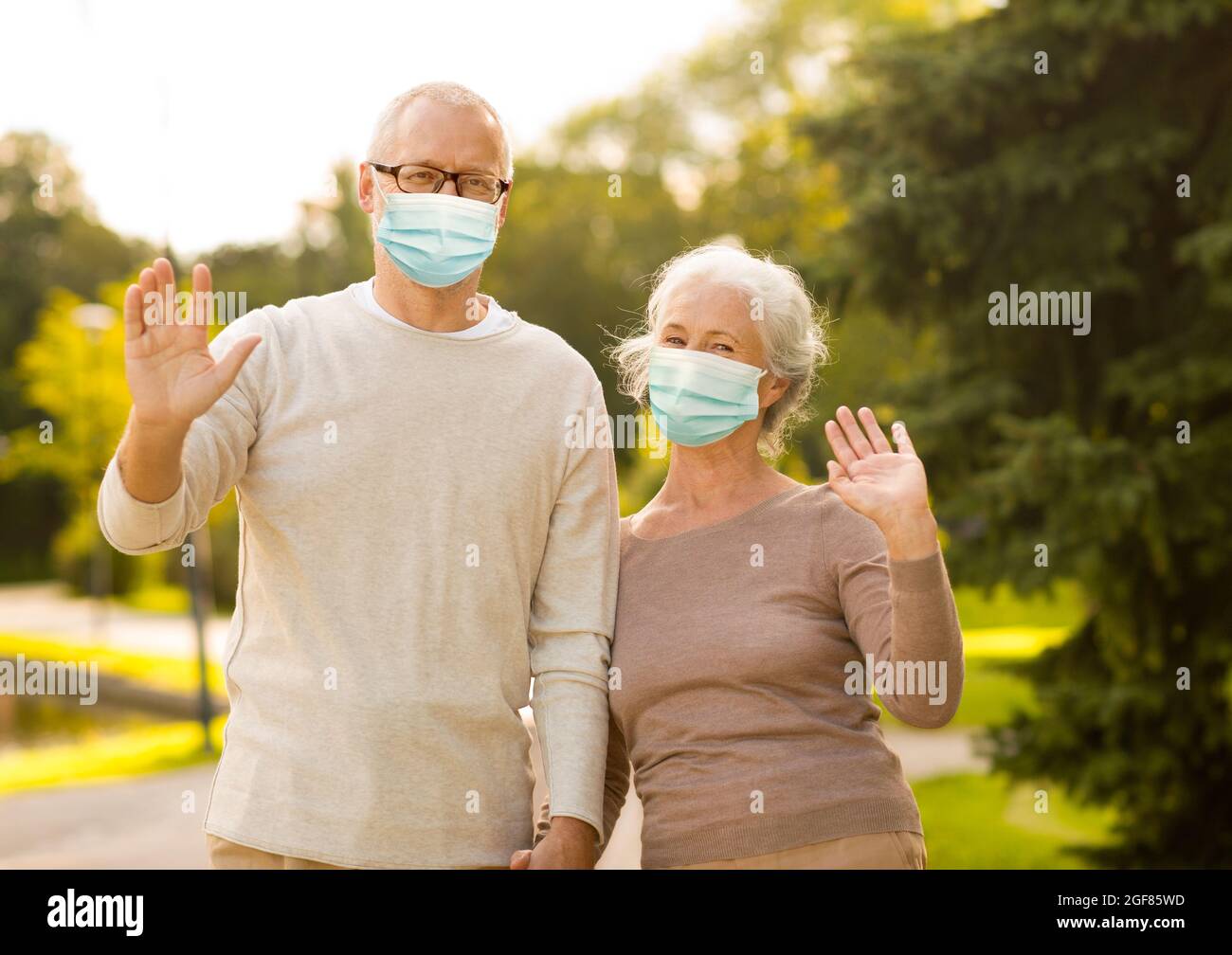coppia anziana in maschere mediche protettive al parco Foto Stock