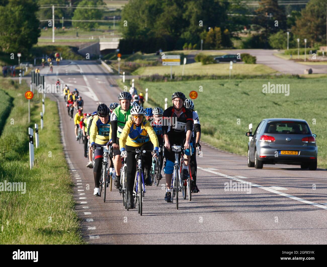 Ciclisti durante Vätternrundan. Vätternrundan con partenza e arrivo a  Motala è con i suoi 300 km il più grande giro in bicicletta ricreativa del  mondo ed è parte del classico svedese Foto